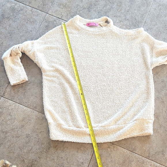 NWOT..Cold Shoulder sweater - Picture 8 of 8